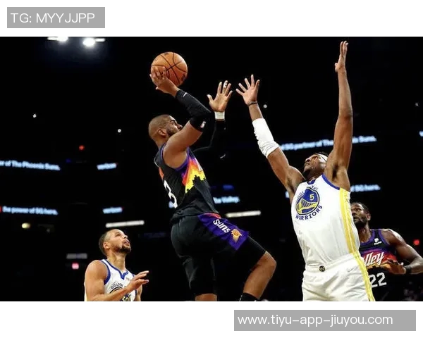 布克赛后手持库里签名鞋款Book1出席采访引发热议